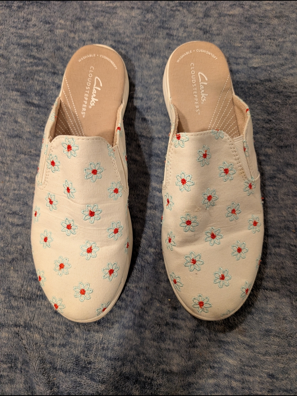 Clarks Women's White Floral Embroidered Cloudsteppers Slip-On Mules